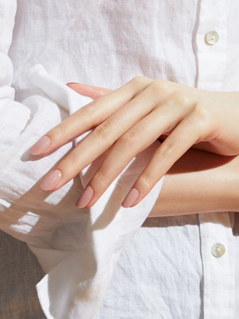 Manos con manicura en tonos nude