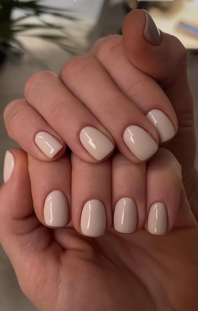 Manicura con gel liso en tono nude de Nolina